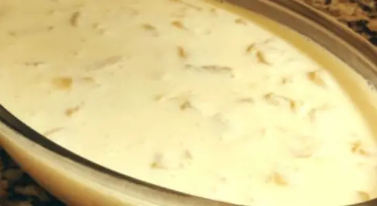 Gelado de abacaxi cremoso bem refrescante com pedaços da fruta, uma sobremesa irresistível 2 Gelado de abacaxi cremoso