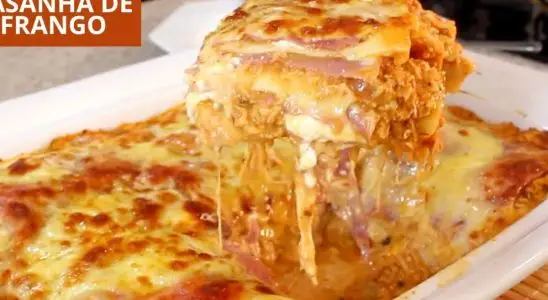 Lasanha de frango rápida e fácil montada com bastante molho e queijo derretido por cima, uma delícia 4 Lasanha de frango