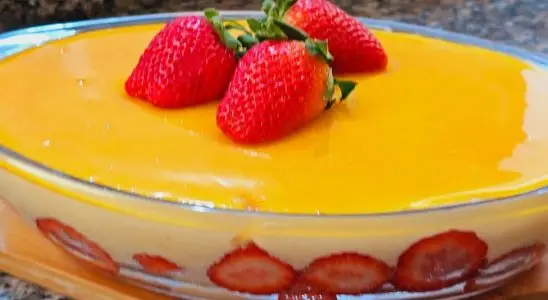 Morango do amor na travessa fácil e rápido, combinando a fruta fresca com um creme incrível 4 Morango do amor na travessa