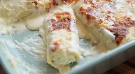 Panqueca 3 queijos muito bem recheada com um molho branco incrível e muito queijo, para você gratinar e arrasar 4 Panqueca 3 queijos