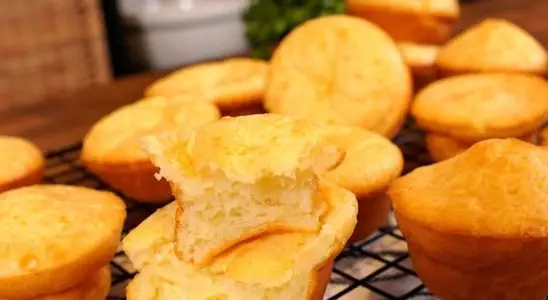 Pão de queijo de liquidificador fácil de fazer, bem douradinho por fora e macio por dentro 3 Pão de queijo de liquidificador