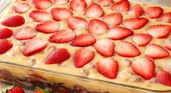 Pavê de morango com um creme aveludado e pedaços da fruta, uma receita linda e deliciosa 3 Pavê de morango