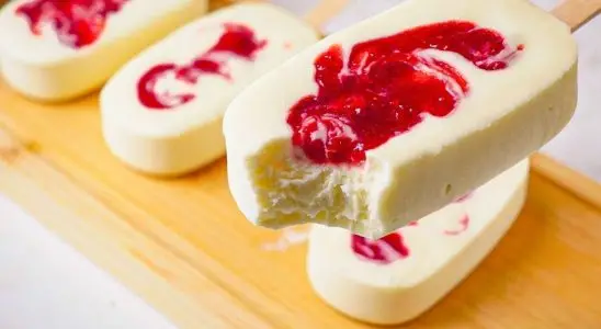 Picolé caseiro sabor cheesecake cremoso, feito com um segredo especial sem formar cristais de gelo 3 Picolé caseiro
