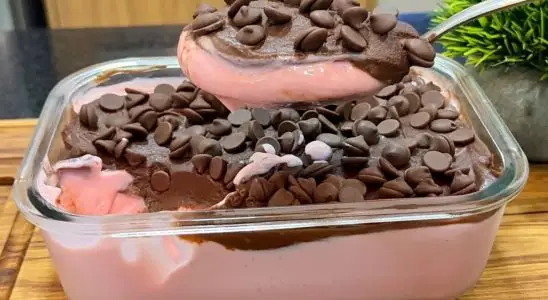 Sobremesa sensação cremosa combinando chocolate com morango de um jeito fácil e prático 4 Sobremesa sensação
