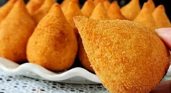 Coxinha sequinha deliciosa muito crocante por fora com um recheio de frango super suculento 1 Coxinha sequinha
