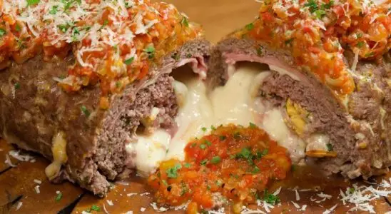 Rocambole de carne moída recheado com bastante queijo e presunto, para receber muitos elogios 1 Rocambole de carne moída recheado