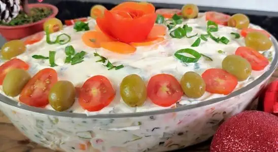 Salada de maionese simples e deliciosa feita com um ingrediente secreto incrível, para servir bem geladinha 3 Salada de maionese