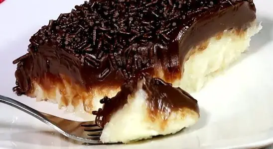 Sobremesa prestígio simples feita com chocolate e coco, um doce geladinho que todos vão amar 4 Sobremesa prestígio