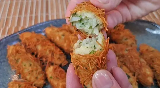 Bolinho de arroz mega crocante, um petisco irresistível para você aproveitar as sobras da geladeira 2 Bolinho de arroz