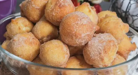 Bolinho de chuva macio por dentro e sequinho por fora, que vai deixar o papai muito feliz no Dia dos Pais 3 Bolinho de chuva macio