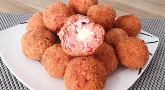 Bolinho de linguiça recheado com queijo derretido bem crocante e saboroso, um petisco incrível 1 Bolinho de linguiça recheado