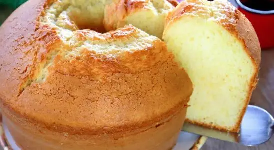 Bolo de trigo simples bem grandão, fácil e fofinho, perfeito para acompanhar um café 4 Bolo de trigo simples