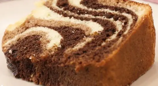 Bolo mesclado fofinho simples e muito rápido, com uma massa leve incrível, que todos vão amar 1 Bolo mesclado fofinho