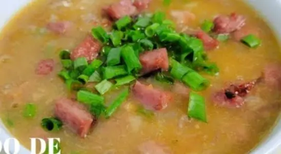 Caldo de mandioca quentinho e bem temperado, para um jantar reconfortante com a família 1 Caldo de mandioca