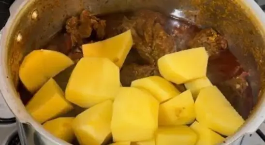 Carne de panela com batatas na panela de pressão, bem suculenta e cheia de sabor 2 Carne de panela