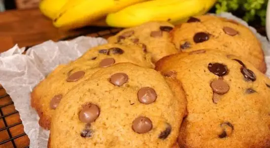 Cookie de banana com chocolate macio e gostoso, feito com as frutas maduras que você tem em casa 2 Cookie de banana com chocolate