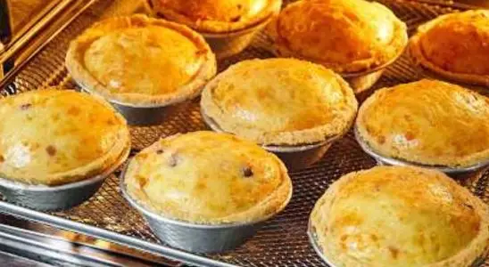 Empada mineira de queijo com bacon que derrete na boca e vai alegrar a família na hora do lanche 4 Empada mineira