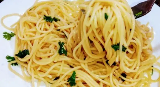Macarrão alho e óleo com segredo de restaurante que fica soltinho, saboroso e pronto em minutos 2 Macarrão alho e óleo