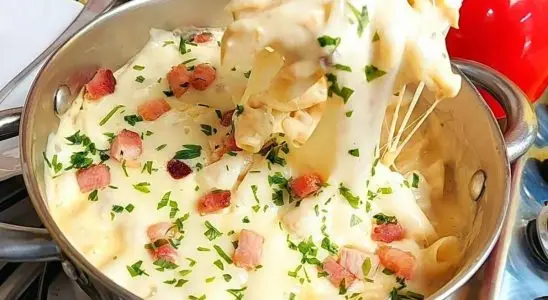 Macarrão ao creme de batata com bacon e frango, muito cremoso, saboroso e fácil de fazer 3 Macarrão ao creme de batata