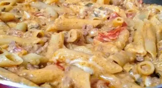 Macarrão cremoso de frigideira feito com molho aveludado e muito queijo derretido, uma refeição perfeita 3 Macarrão cremoso de frigideira