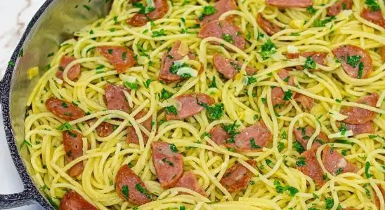 Macarrão ao alho e óleo super cremoso com linguiça calabresa, para uma refeição rápida e saborosa 2 Macarrão ao alho e óleo