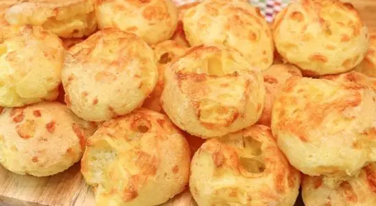 Pão de queijo delicioso, fácil e rápido de fazer, sem precisar sovar a massa e nem sujar o liquidificador 1 Pão de queijo