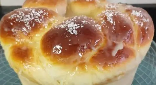 Rosca de coco fofinha e macia preparada de forma simples, perfeita para acompanhar um café 2 Rosca de coco