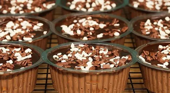Sobremesa no pote tipo pavê de chocolate fácil, que fica absurdamente deliciosa, um mimo para o Dia dos Pais 4 Sobremesa no pote