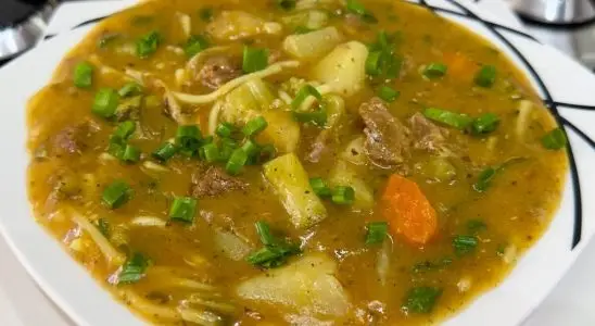 Sopa de carne com legumes e macarrão bem quentinha, nutritiva e saborosa, perfeita para o jantar da família 1 Sopa de carne com legumes