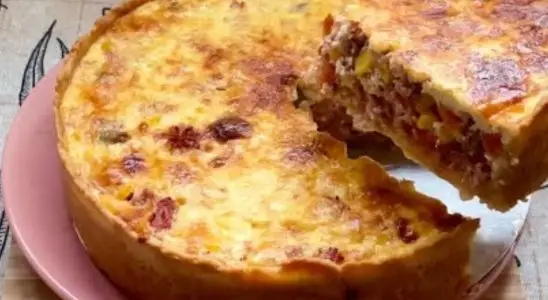 Torta gigante de 2 ingredientes com uma massa bem fácil: um lanche perfeito, prático e que rende muito 4 Torta gigante de 2 ingredientes