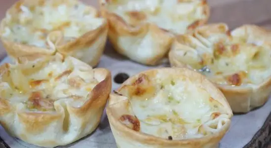 Tortinha com massa de pastel com recheio muito cremoso, um lanchinho fácil e rápido que todos adoram 1 Tortinha com massa de pastel
