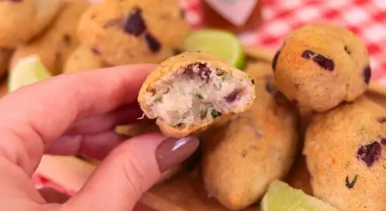 Bolinho de bacalhau na air fryer feito sem fritura, sem farinha e sem ovo, um petisco crocante e saudável 4 Bolinho de bacalhau