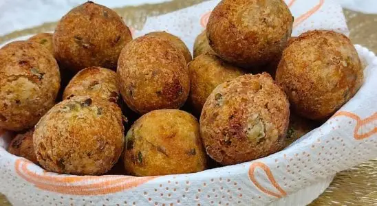 Bolinho de sardinha econômico e saboroso feito com ingredientes simples, um petisco incrível 1 Bolinho de sardinha