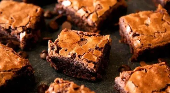Brownie simples de chocolate fácil, com uma casquinha crocante por fora e bem úmido por dentro 2 Brownie simples