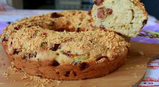 Pão de calabresa fofinho e recheado feito no liquidificador sem precisar sovar a massa 4 Pão de calabresa