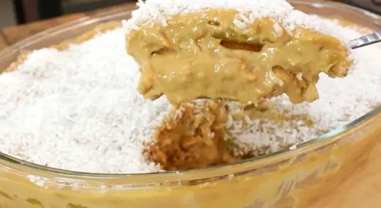 Pavê de abacaxi super cremoso e refrescante feito com pedaços da fruta, uma sobremesa irresistível 2 Pavê de abacaxi