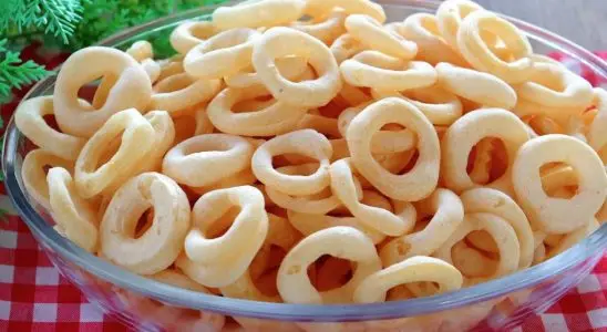 Biscoito de polvilho crocante e viciante que rende muito, um petisco irresistível e fácil de fazer 4 Biscoito de polvilho crocante