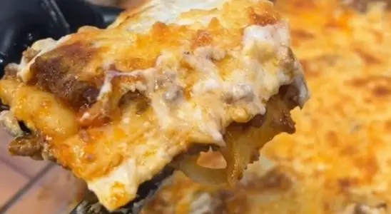 Lasanha à bolonhesa clássica, cremosa e coberta com bastante queijo derretido, uma gostosura 2 Lasanha à bolonhesa