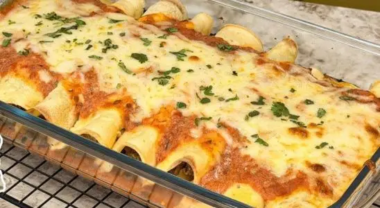 Panqueca de carne moída super suculenta com molho encorpado e bastante queijo derretido 4 Panqueca de carne moída