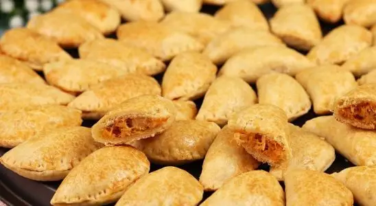 Pastel de forno com massa profissional super leve, gostosa e feita com poucos ingredientes 4 Pastel de forno