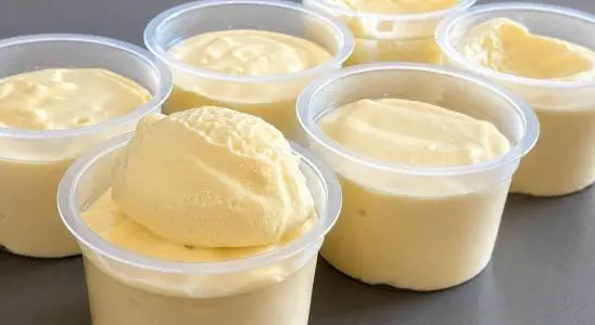 Sorvete de abacaxi super cremoso e refrescante batido no liquidificador, uma sobremesa incrível 1 Sorvete de abacaxi