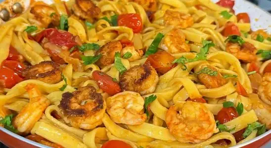 Macarrão ao molho de camarão super cremoso e muito bem temperado, ideal para uma ocasião especial 1 Macarrão ao molho de camarão