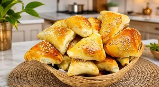 Mini esfiha com recheio bem temperado e massa leve, que será um sucesso em sua casa ou no seu faça e venda 4 Mini esfiha