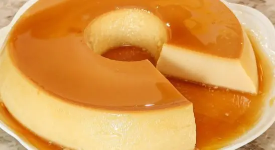 Pudim de leite condensado super cremoso e lisinho, com aquela calda de caramelo perfeita 3 Pudim de leite condensado