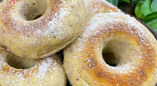 Rosquinha zero açúcar leve e saudável, feita com fubá, coco e banana, para servir com um café 4 Rosquinha zero açúcar