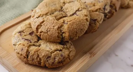 Cookies sem glúten com gotas de chocolate super crocantes por fora e macios por dentro 2 Cookies sem glúten