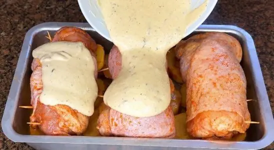 Frango assado com sobrecoxa recheada e batatas suculentas, uma refeição completa no almoço 4 Frango assado