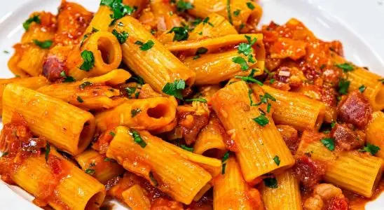 Macarrão de restaurante ao molho vermelho com bacon, para um almoço de domingo espetacular 1 Macarrão de restaurante