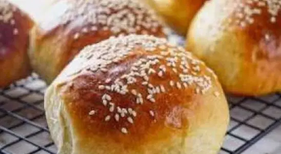 Pão de hambúrguer caseiro estilo big mac, extremamente fofo, gostoso e fácil de preparar 4 Pão de hambúrguer caseiro