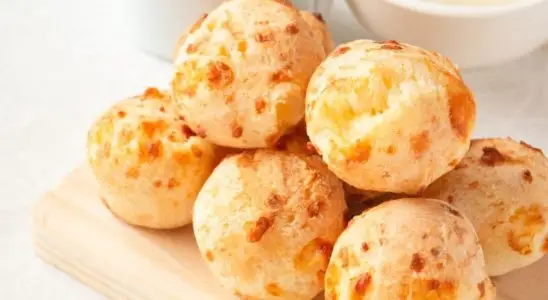Pão de queijo que não murcha e fica crocante, feito de forma rápida para servir com um café 1 Pão de queijo que não murcha